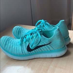 Women’s Nike Flyknits 8